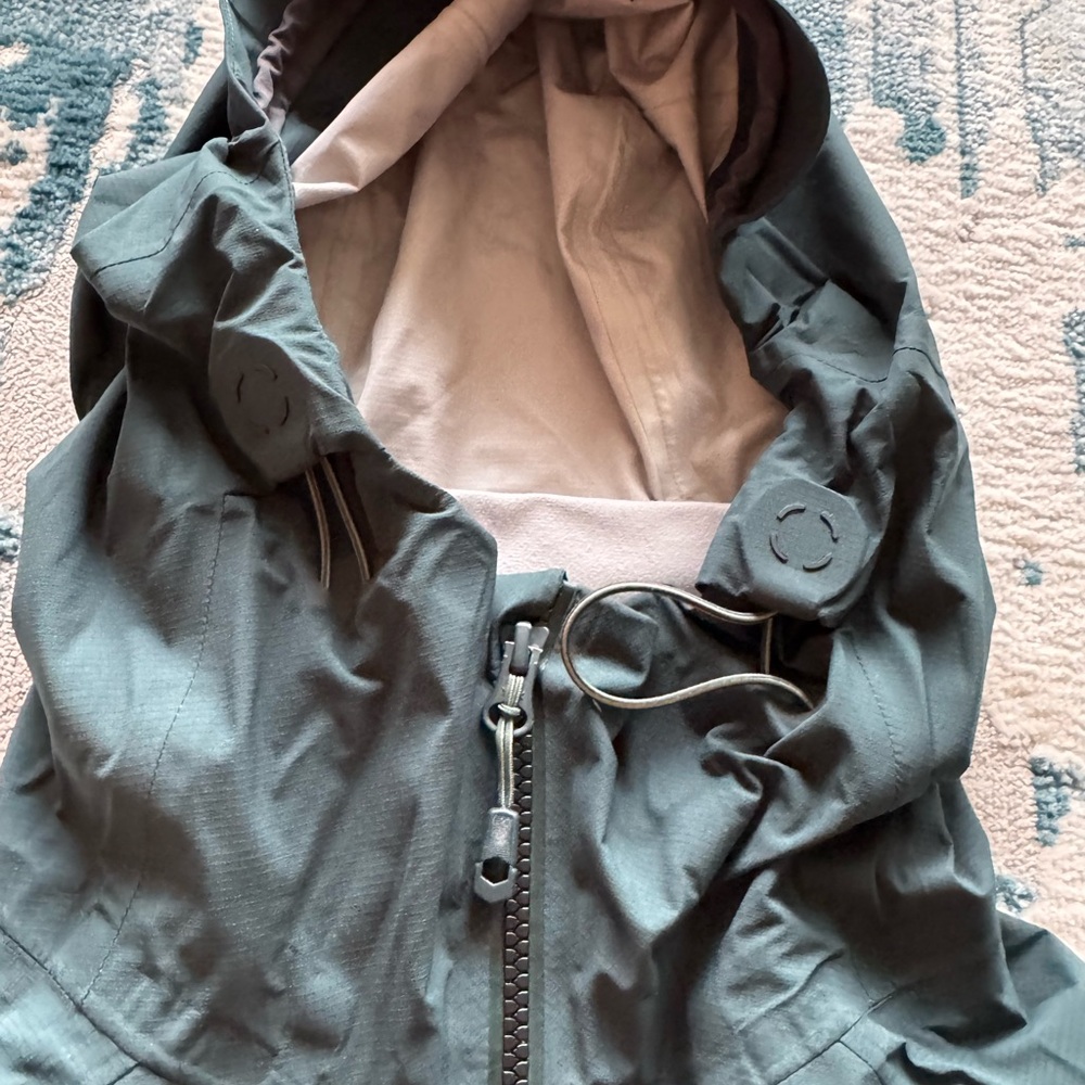 Mountain Hardwear Women’s Deep Green Rain Jacket - Size Medium - Picture 4 of 13